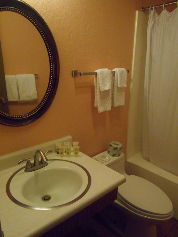 Victorian Inn Sparks Room photo