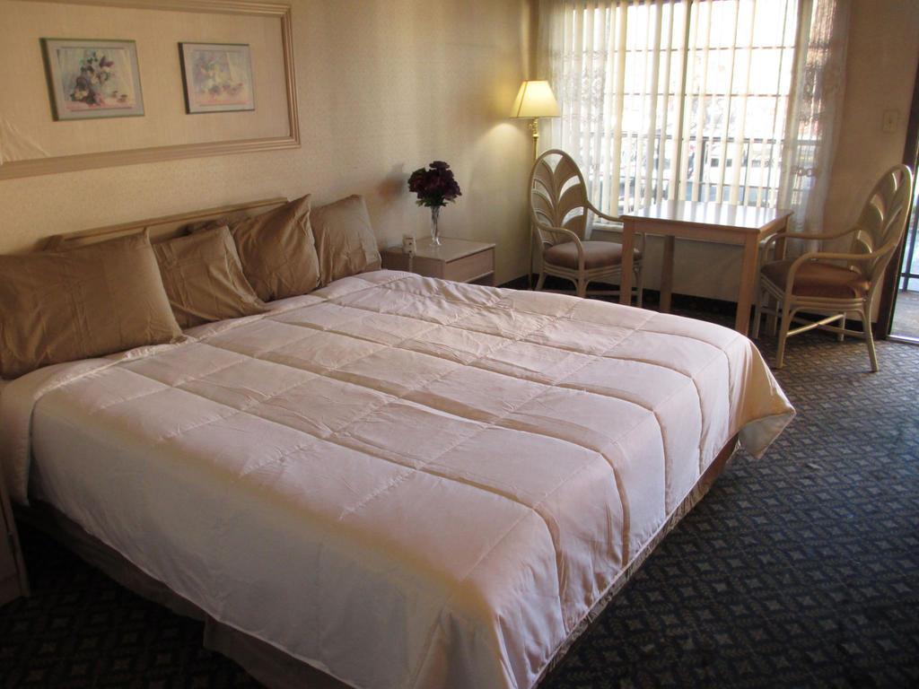 Victorian Inn Sparks Room photo