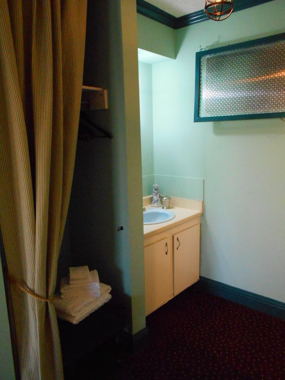 Victorian Inn Sparks Room photo
