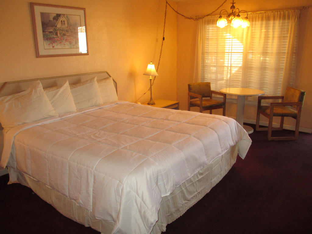 Victorian Inn Reno Room photo